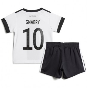 Tyskland Serge Gnabry #10 kläder Barn VM 2022 Hemmatröja Kortärmad (+ korta byxor)